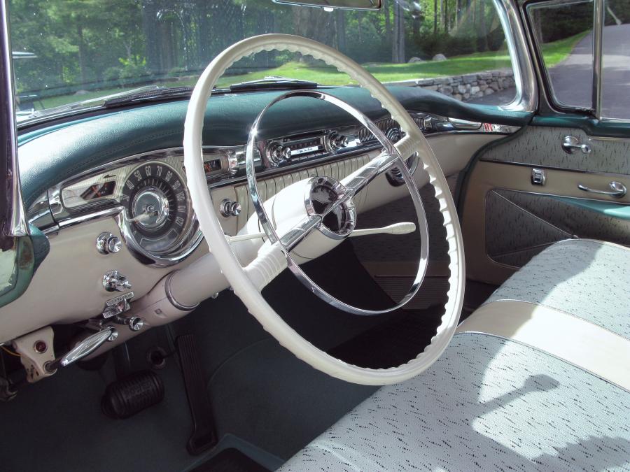  Oldsmobile 98 DeLuxe Holiday Hardtop Sedan 1955 года  (фото 2 из 4)